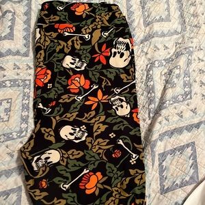 Lularoe Skull with flower Leggings Size TC2